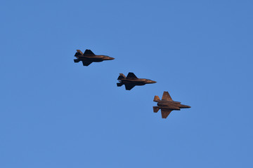 岩国基地上空を３機編隊で飛行するF-35B