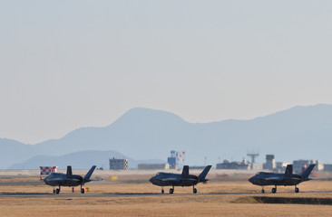 離陸を待つ３機のF-35B