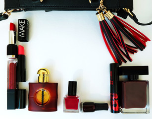 .Women's bag, perfume, lipstick, lip gloss, mascara, nail polish. .Female set