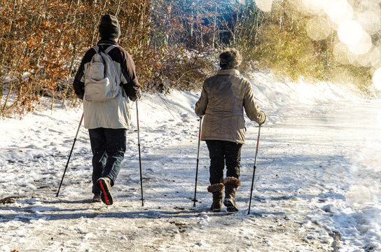 Senioren nordic walking im Schnee