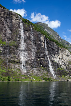 Cascate d'acqua dolce sul fiordo Norvegese