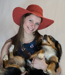 Junge Frau mit rotem Hut und Hund