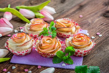 Kleine Kuchen aus Apfel und Blätterteig in Form einer Rose, Apfelrose, Cupcake