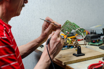 Electronic technician repairs mobile phone