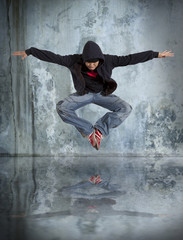 Plakat Man break dancing on wall background