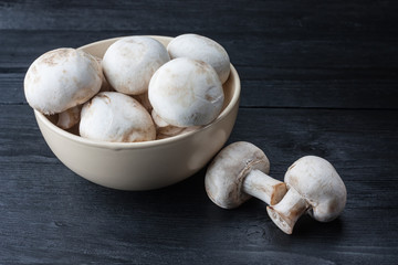 Fresh raw champignons