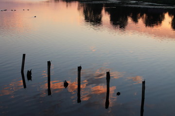 Озеро под вечерним небом