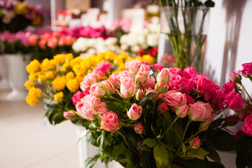 Naklejka na ściany i meble Bouquets roses at a florist's shop
