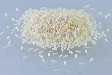 Obraz premium rice on a pile isolated on white background