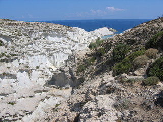 Rocce bianche lunari affacciate sul mare a Milo nelle isole cicladi in Grecia.