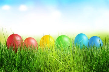 Bunte Ostereier im Gras