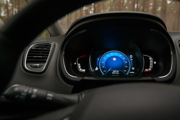 Fototapeta premium Prędkościomierz, obrotomierz i licznik kilometrów. Nowoczesna deska rozdzielcza samochodu.
