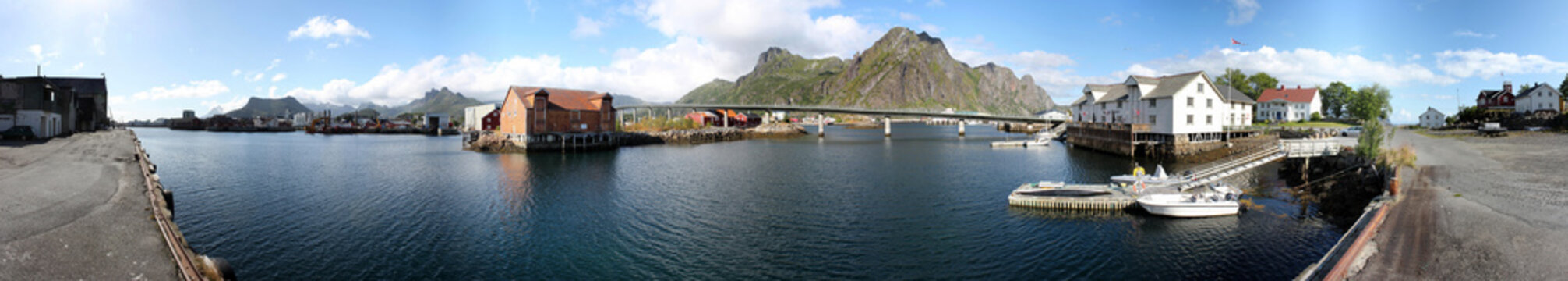 Panorama der Stadt Svolvaer mit Lagerhaus, Bucht und Brücke auf den Lofoten, Nordland, Norwegen