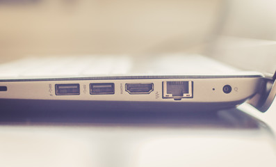 Laptop Seitenaufnahme, Anschl&uuml;sse usb, hdmi, netzwerk