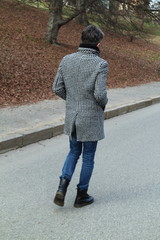 Uomo alla moda passeggia da solo per strada