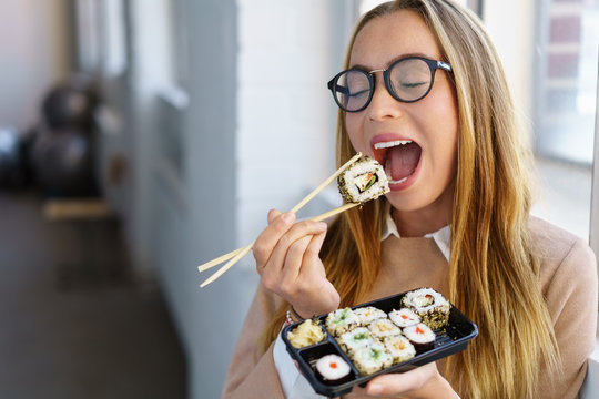 frau genießt sushi zu hause
