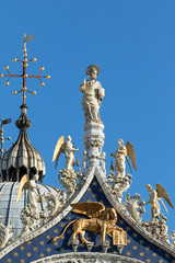Fototapeta na wymiar Particolari facciata basilica di San Marco. 