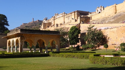 Jardines al pie de las murallas del fuerte Amber, cerca de Jaipur. Rajasthan. India 