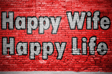 Happy Wife Happy Life Ziegelsteinmauer Graffiti