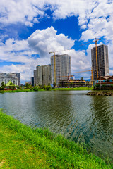 Naklejka premium Niesamowity krajobraz miasta i jezioro Ardagani z pięknym pochmurnym niebem