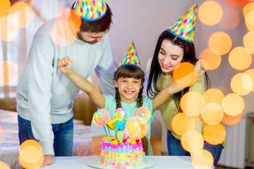 Family celebrates birthday with cake