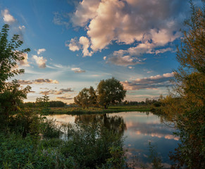 Fototapeta na wymiar Autumn evening at the river