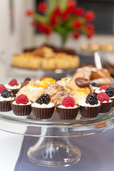 Alzatina trasparente con pasticcini finger food  alla frutta e  panna