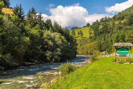 Ein Gebirgsbach verläuft durch das Liesertal in Kärnten