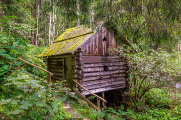 Alte Wassermühle an einem Bachlauf im Wald