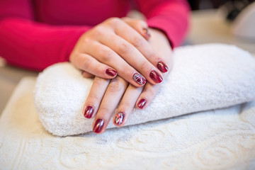 Obraz na płótnie Canvas Woman's hands with a nice manicure in the beauty salon.