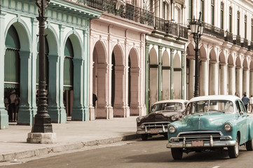 Fototapeta premium Hawana, Kuba / Cel podróży, Stare samochody w Starej Hawanie na Kubie.