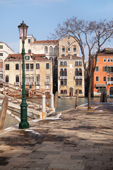 Fototapeta na wymiar Венецианская улица и канал.