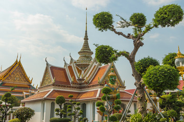 Naklejka premium Ozdobne ogrody i frontowa brama do świątyni Wat Arun w Bankgkok, Tajlandia