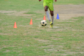 Obraz premium Soccer players practicing dribbling