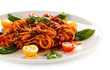 Pasta with meat, tomato sauce and vegetables 