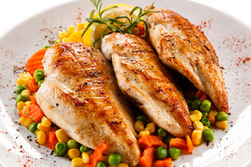 Grilled chicken fillet and vegetables 