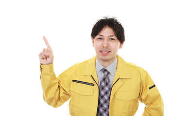 指示する作業員
