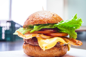 Home burger with whole wheat bread and organic products.