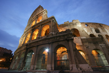 Obraz premium Il Colosseo e altri monumenti di Roma. Una città piena di storia. 