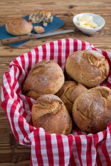 Kartoffeldinkelbrötchenmit Butter Hochformat