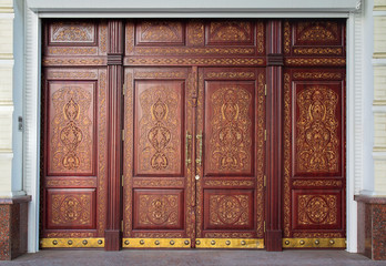 Fototapeta na wymiar Luxury carved door in oriental style. Architecture