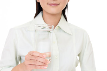 お水を飲む女性