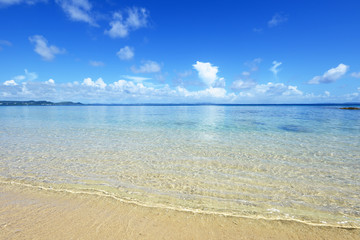 Fototapeta premium 沖縄の美しい海とさわやかな空
