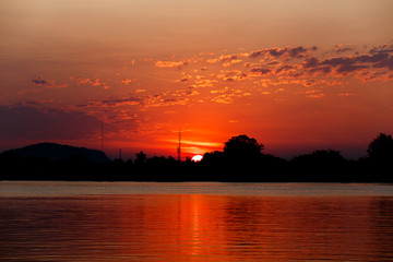 Naklejka premium The morning sun on the horizon river.
