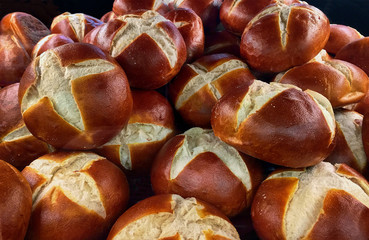 mehrere leckere Laugenbrötchen