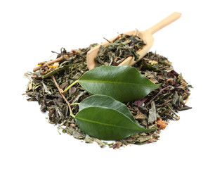 Thé vert dans une cuillère en bois avec des feuilles isolées sur blanc