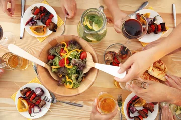 Crédence de cuisine en verre imprimé Pique-nique People having barbecue picnic at wooden table, top view
