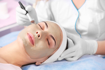 Naklejka premium Young woman having beauty treatments in salon