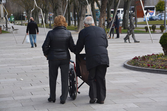 tercera edad paseando por Burgos