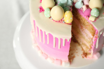Obraz na płótnie Canvas Sliced delicious Easter cake, closeup
